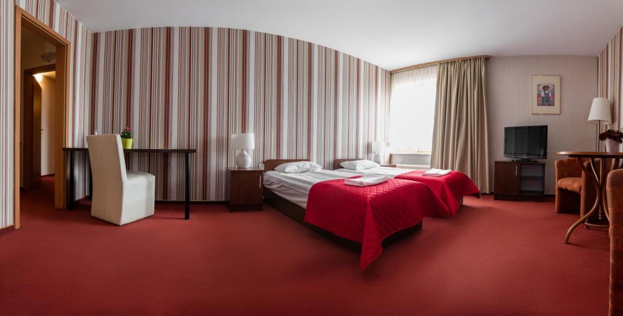 Hotel Piemont Pabianice Exterior photo